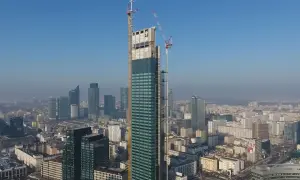 Varso Tower w budowie, z dźwigami na szczycie, góruje nad panoramą Warszawy. Trudno ocenić, ile pięter ma Varso Tower, ale jest to już najwyższy budynek w Polsce.
