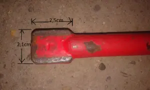 Wymiary klucza do grzejników aluminiowych: 2,5 cm szerokości i 2,1 cm wysokości.