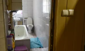 W łazience z wanną, toaletą i umywalką, widać, że lokal socjalny musi mieć łazienkę.