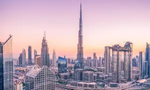 Panorama Dubaju o zachodzie słońca, z dominującym Burdż Chalifa. Ten najwyższy budynek świata ma 828 metrów.