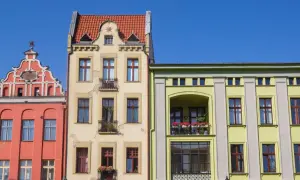 Kolorowe kamienice pod błękitnym niebem. Gdzie można sprawdzić rok budowy domu? W urzędzie miasta lub starostwie powiatowym.