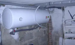 Bojler z termometrem, idealne miejsce gdzie zamontować czujnik temperatury w domu, aby kontrolować ogrzewanie wody.