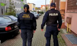 Straż miejska i policja patrolują osiedle. Czy straż miejska może interweniować na terenie wspólnoty mieszkaniowej? Tak, w określonych sytuacjach.
