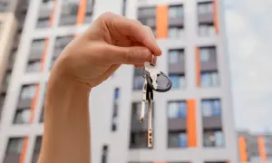 Klucze do nowego mieszkania. Zastanawiasz się, ile zarabia deweloper miesięcznie?