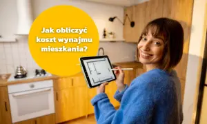 Uśmiechnięta kobieta z tabletem w kuchni, na którym widnieje plan mieszkania. Tekst na żółtym tle: "Jak obliczyć koszt wynajmu mieszkania?".