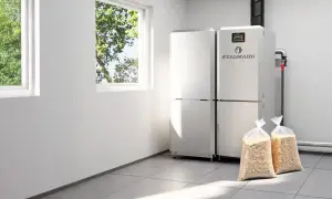 Nowoczesny piec na pellet Stalmark i dwa worki z pelletem. To rozwiązanie, jak zrobić zasobnik na pellet, jest proste i efektywne.