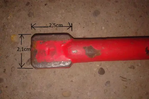 Wymiary klucza do grzejników aluminiowych: 2,5 cm szerokości i 2,1 cm wysokości.