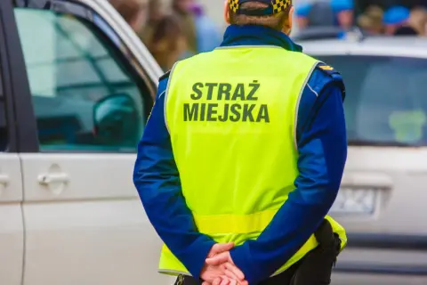 Strażnik miejski w kamizelce odblaskowej. Czy straż miejska może wystawić mandat na osiedlu zamkniętym?