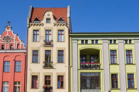 Kolorowe kamienice pod błękitnym niebem. Gdzie można sprawdzić rok budowy domu? W urzędzie miasta lub starostwie powiatowym.