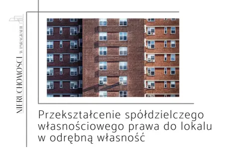 Przekształcenie spółdzielczego własnościowego prawa do lokalu co to znaczy? Ceglany blok mieszkalny z wieloma oknami.