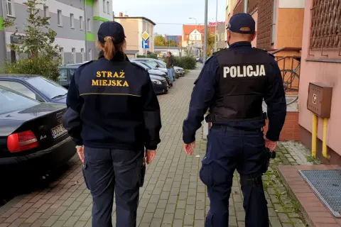 Straż miejska i policja patrolują osiedle. Czy straż miejska może interweniować na terenie wspólnoty mieszkaniowej? Tak, w określonych sytuacjach.