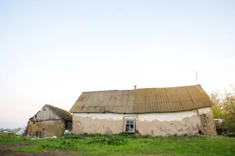 Dwa stare budynki gospodarcze, jeden z kamienia, drugi z tynkiem, wymagają remontu. Zastanawiasz się, jak zalegalizować budynek gospodarczy?