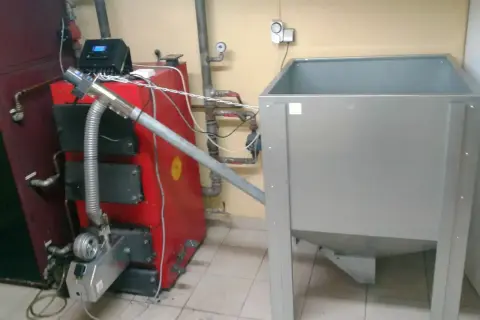 System do ogrzewania, pokazujący jak przerobić piec na ekogroszek na pellet, z podajnikiem i zasobnikiem.