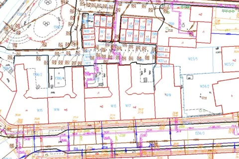 Plan mieszkania symbole: szczegółowy rysunek techniczny z podziałem na działki, budynki i oznaczeniami.