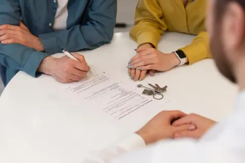 Podpisanie umowy kupna-sprzedaży. Czy mieszkanie spółdzielcze własnościowe można sprzedać? Tak, a klucze czekają na nowego właściciela.