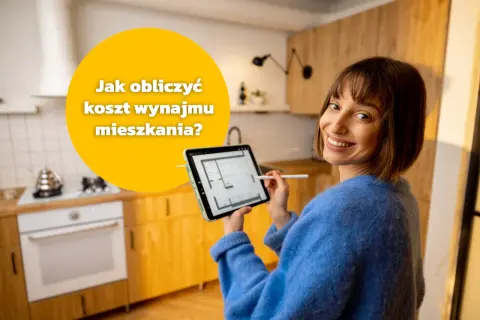 Uśmiechnięta kobieta z tabletem w kuchni, na którym widnieje plan mieszkania. Tekst na żółtym tle: "Jak obliczyć koszt wynajmu mieszkania?".