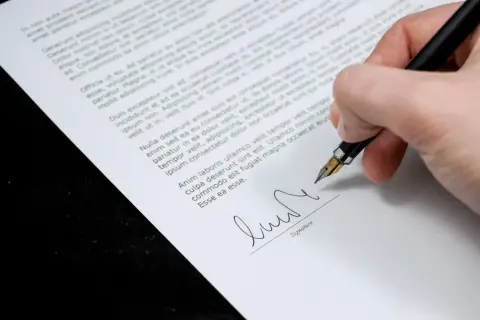 Podpisanie dokumentu, który może być aktem własności, a jego treść odzwierciedla informacje z księgi wieczystej.