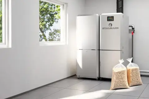 Nowoczesny piec na pellet Stalmark i dwa worki z pelletem. To rozwiązanie, jak zrobić zasobnik na pellet, jest proste i efektywne.