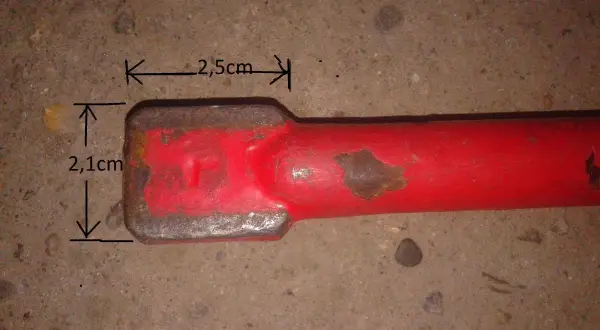 Wymiary klucza do grzejników aluminiowych: 2,5 cm szerokości i 2,1 cm wysokości.
