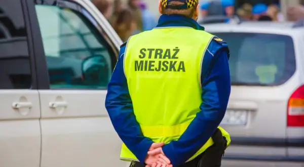 Strażnik miejski w kamizelce odblaskowej. Czy straż miejska może wystawić mandat na osiedlu zamkniętym?