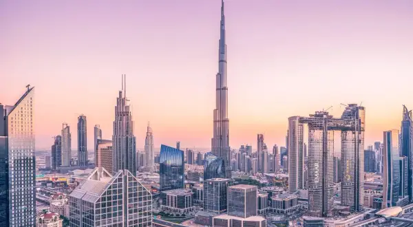 Panorama Dubaju o zachodzie słońca, z dominującym Burdż Chalifa. Ten najwyższy budynek świata ma 828 metrów.