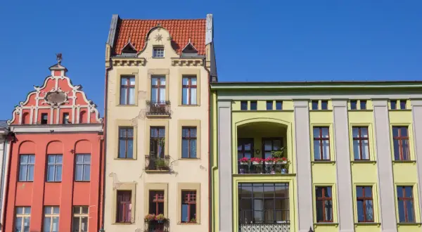 Kolorowe kamienice pod błękitnym niebem. Gdzie można sprawdzić rok budowy domu? W urzędzie miasta lub starostwie powiatowym.