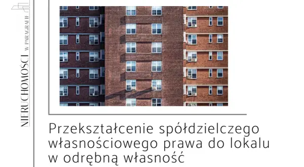 Przekształcenie spółdzielczego własnościowego prawa do lokalu co to znaczy? Ceglany blok mieszkalny z wieloma oknami.