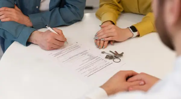 Podpisanie umowy kupna-sprzedaży. Czy mieszkanie spółdzielcze własnościowe można sprzedać? Tak, a klucze czekają na nowego właściciela.