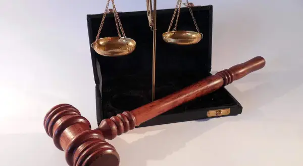 Młotek sędziowski i waga szalkowa symbolizują sprawiedliwość. Zastanawiasz się, ile trwa rękojmia?