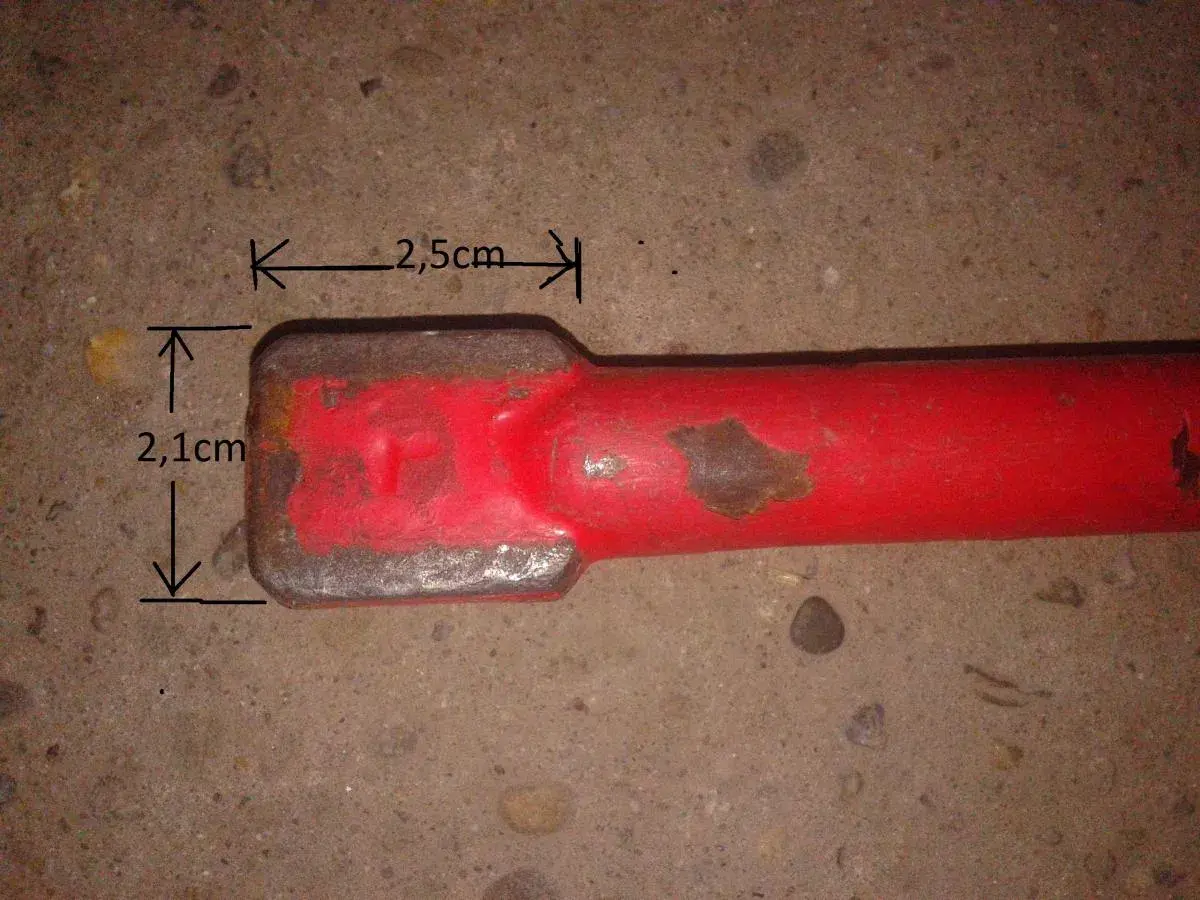Wymiary klucza do grzejników aluminiowych: 2,5 cm szerokości i 2,1 cm wysokości.