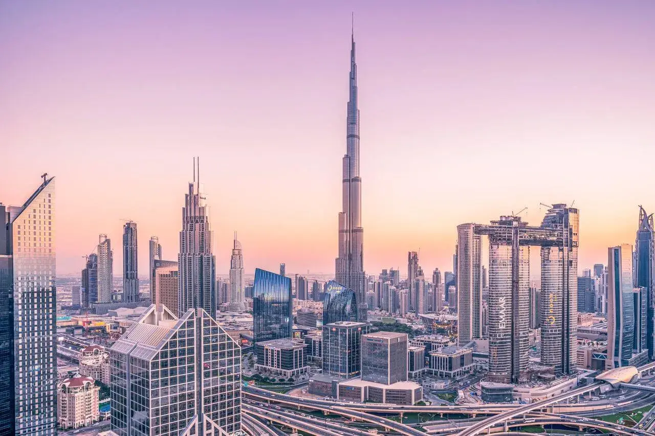 Panorama Dubaju o zachodzie słońca, z dominującym Burdż Chalifa. Ten najwyższy budynek świata ma 828 metrów.