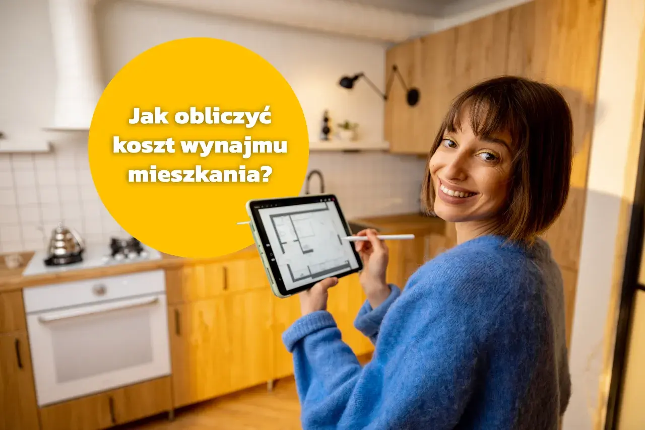 Uśmiechnięta kobieta z tabletem w kuchni, na którym widnieje plan mieszkania. Tekst na żółtym tle: "Jak obliczyć koszt wynajmu mieszkania?".