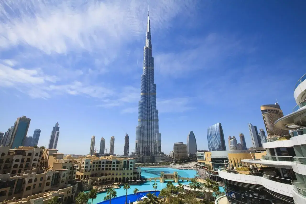 Imponujący Burdż Chalifa, najwyższy budynek świata, góruje nad Dubajem. Zastanawiasz się, ile ma burdż chalifa? 828 metrów!