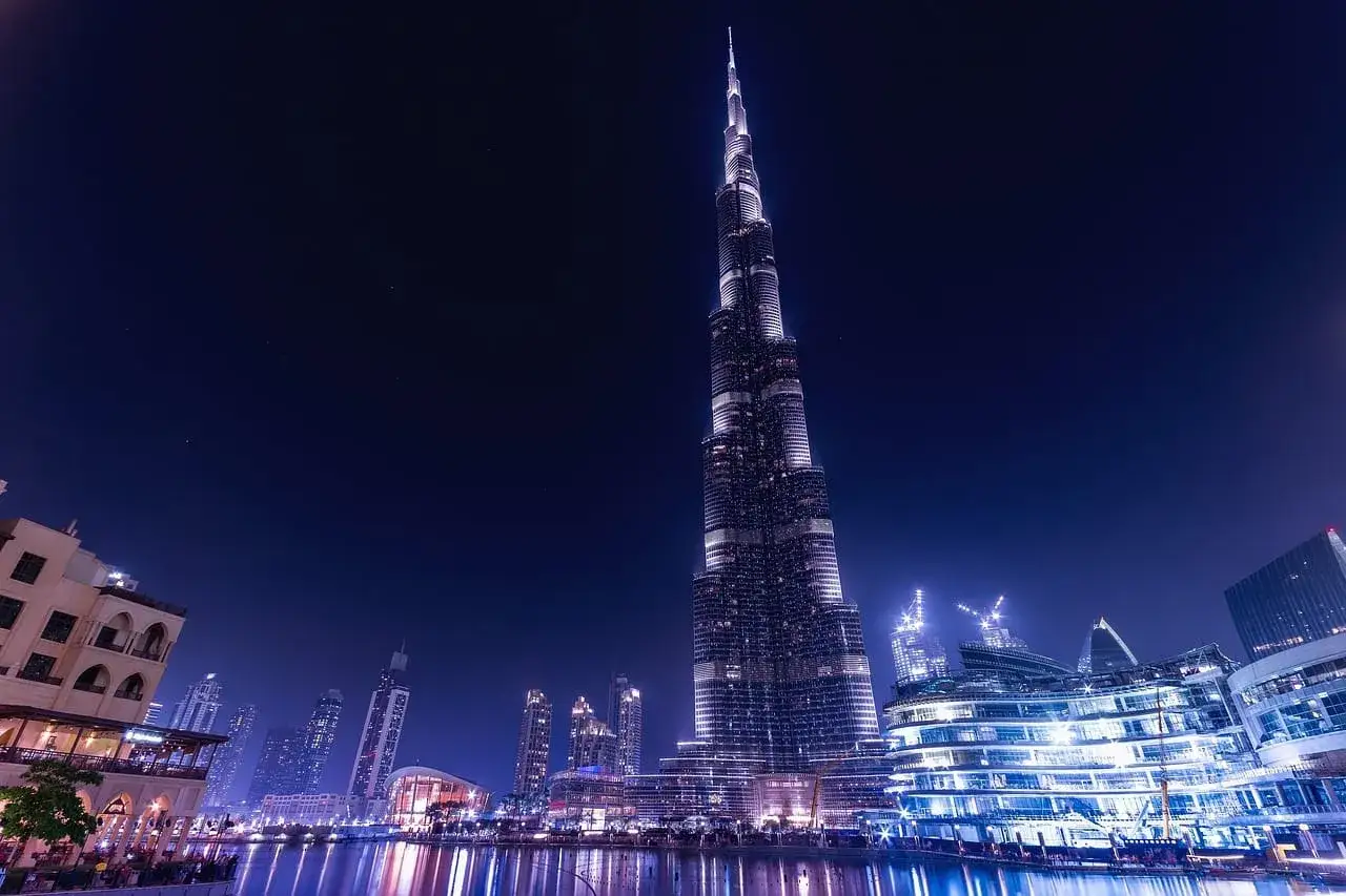 Nocny widok na Dubaj z oświetloną Burdż Chalifą. Zastanawiasz się, ile ma burdż chalifa? To 828 metrów!