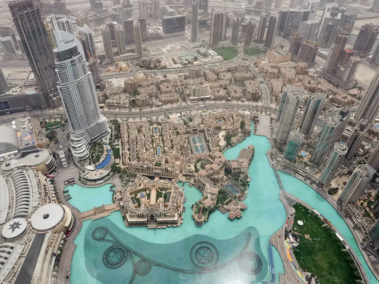 Widok z lotu ptaka na Dubaj, z widocznym najwyższym budynkiem świata, który ma 163 piętra.