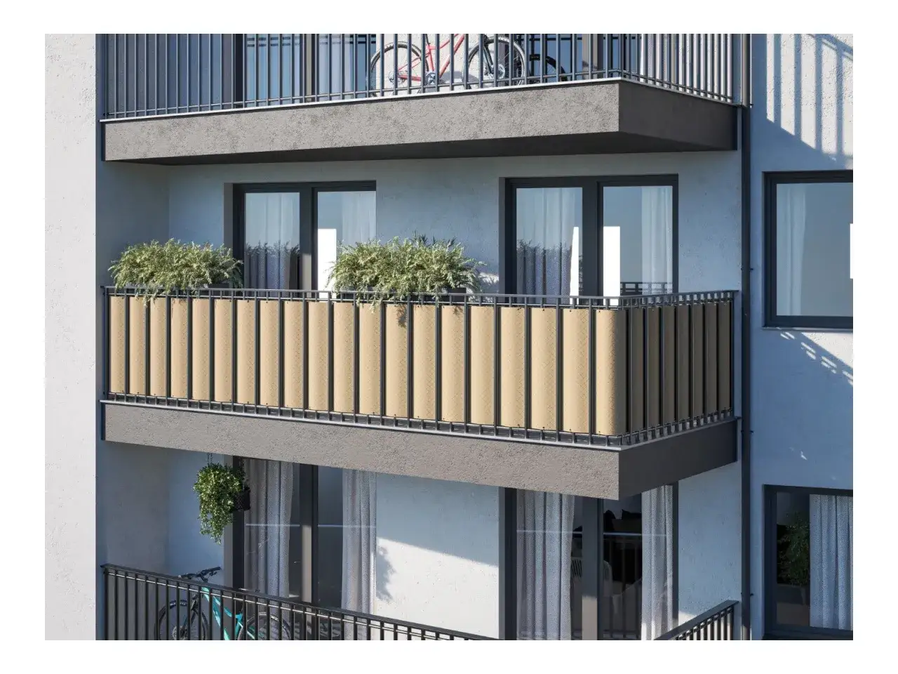 Jak osłonić balkon w bloku? Beżowa osłona na balustradę z roślinami tworzy prywatność i przytulną atmosferę.