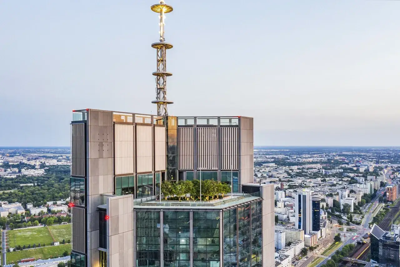 Varso Tower, z 53 piętrami, wznosi się nad Warszawą, oferując widok na miasto.