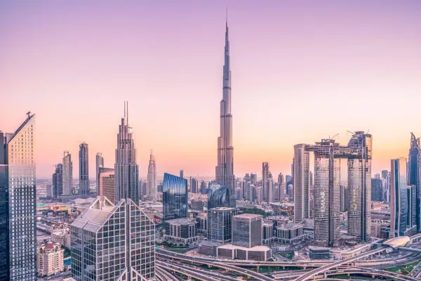 Panorama Dubaju o zachodzie słońca, z dominującym Burdż Chalifa. Ten najwyższy budynek świata ma 828 metrów.