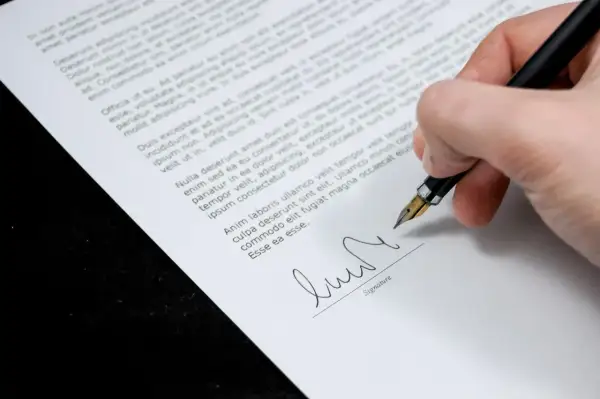 Podpisanie dokumentu, który może być aktem własności, a jego treść odzwierciedla informacje z księgi wieczystej.